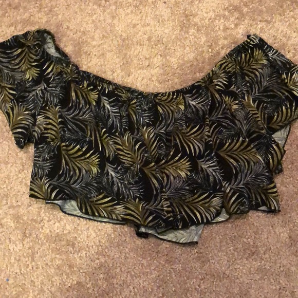 Cute crop top size xs/s stretches. - Picture 7 of 8